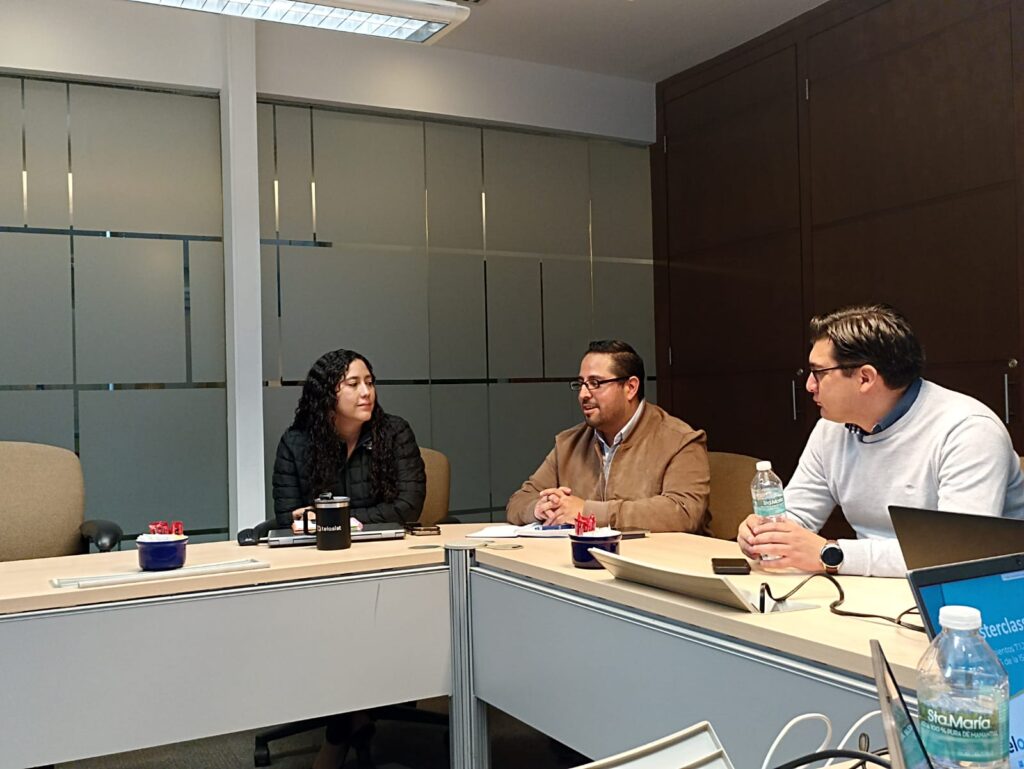 Consultores acompañando a una empresa durante la implementación de su sistema de gestión