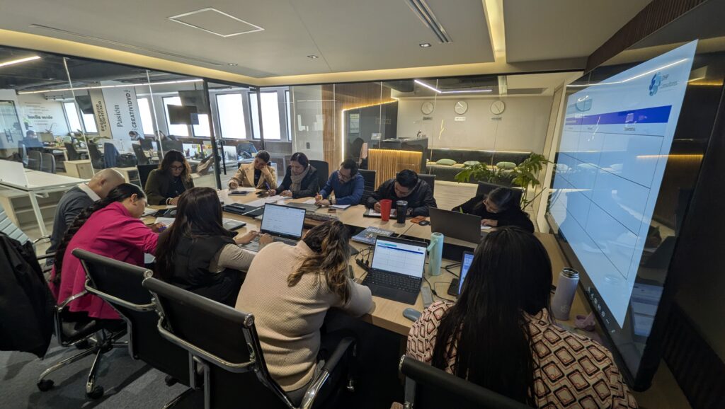 Equipo trabajando durante un proyecto de implementación ISO 9001
